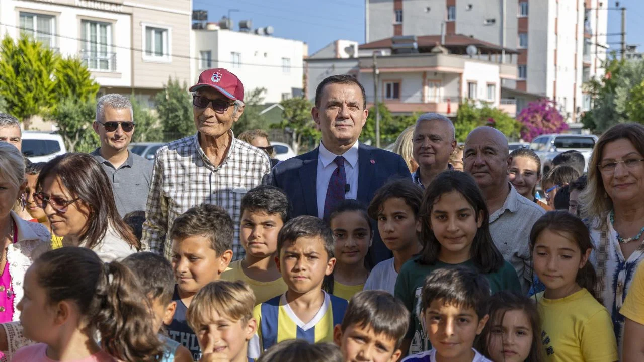 Yenişehir Belediyesi çocuklar için mahallelerde  halı saha açmaya devam ediyor