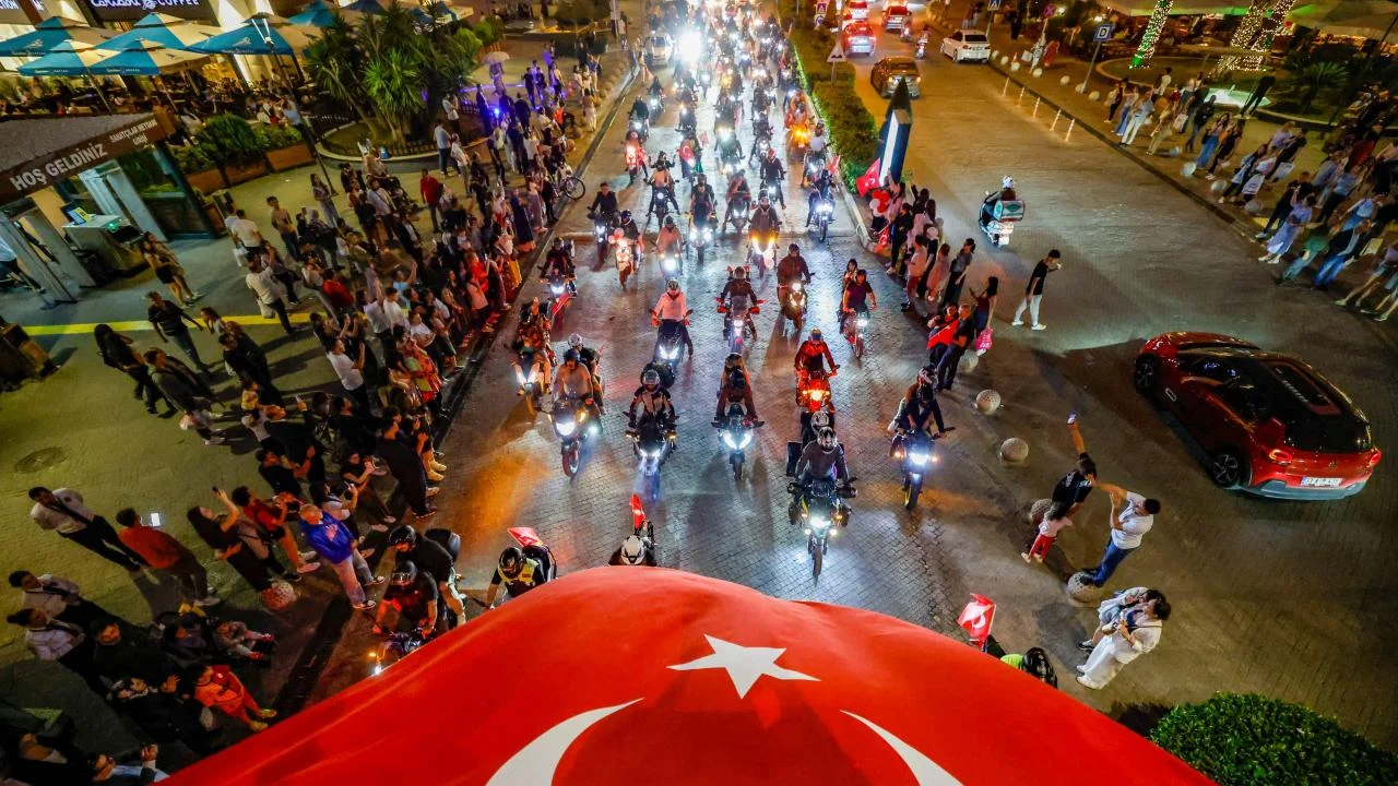 enişehir Belediyesi araçlı kortejle 23 Nisan coşkusunu kente yaydı