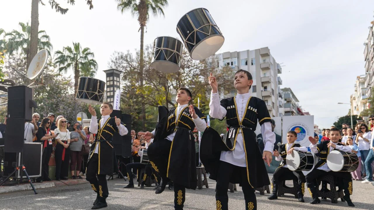 7 ülkeden çocuklar 23 Nisan’ı Yenişehir sokaklarında kutladı