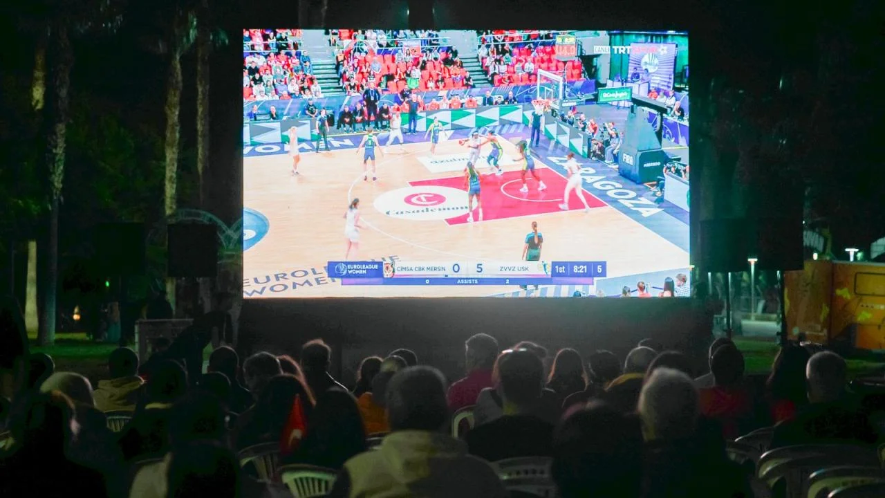 Vatandaşlar maç heyecanını Yenişehir Belediyesinin kurduğu dev ekranda yaşadı