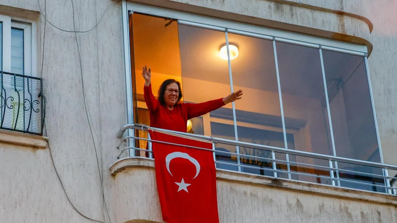 enişehir Belediyesi araçlı kortejle 23 Nisan coşkusunu kente yaydı