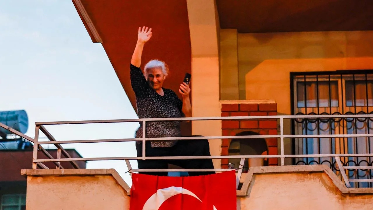 enişehir Belediyesi araçlı kortejle 23 Nisan coşkusunu kente yaydı