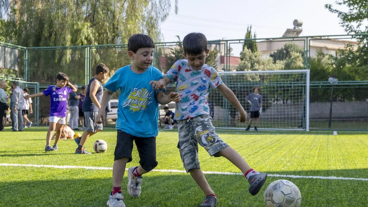 Yenişehir Belediyesi çocuklar için mahallelerde  halı saha açmaya devam ediyor