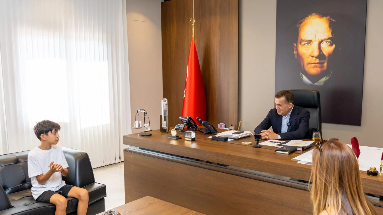 Başkan Abdullah Özyiğit, minik çevreci Aras Kayretli ile buluştu