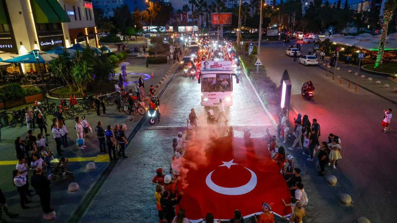 enişehir Belediyesi araçlı kortejle 23 Nisan coşkusunu kente yaydı