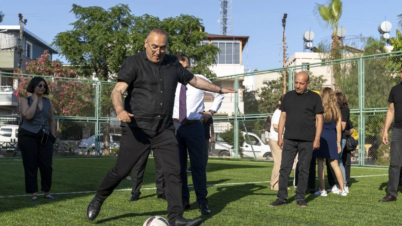 Yenişehir Belediyesi çocuklar için mahallelerde  halı saha açmaya devam ediyor