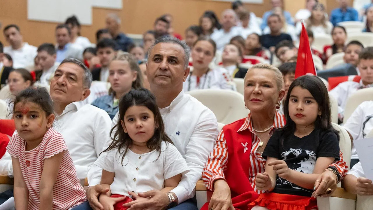 Başkan Abdullah Özyiğit ve Meclis Üyeleri koltuklarını çocuklara devretti