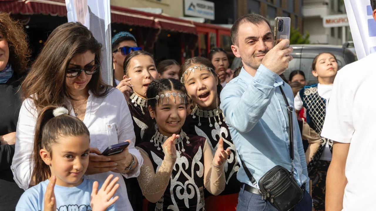 7 ülkeden çocuklar 23 Nisan’ı Yenişehir sokaklarında kutladı