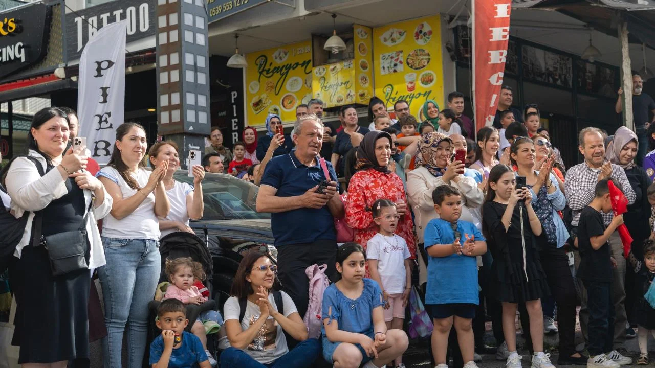 7 ülkeden çocuklar 23 Nisan’ı Yenişehir sokaklarında kutladı