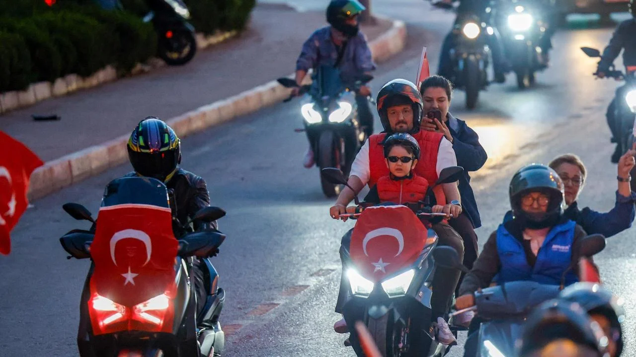 enişehir Belediyesi araçlı kortejle 23 Nisan coşkusunu kente yaydı